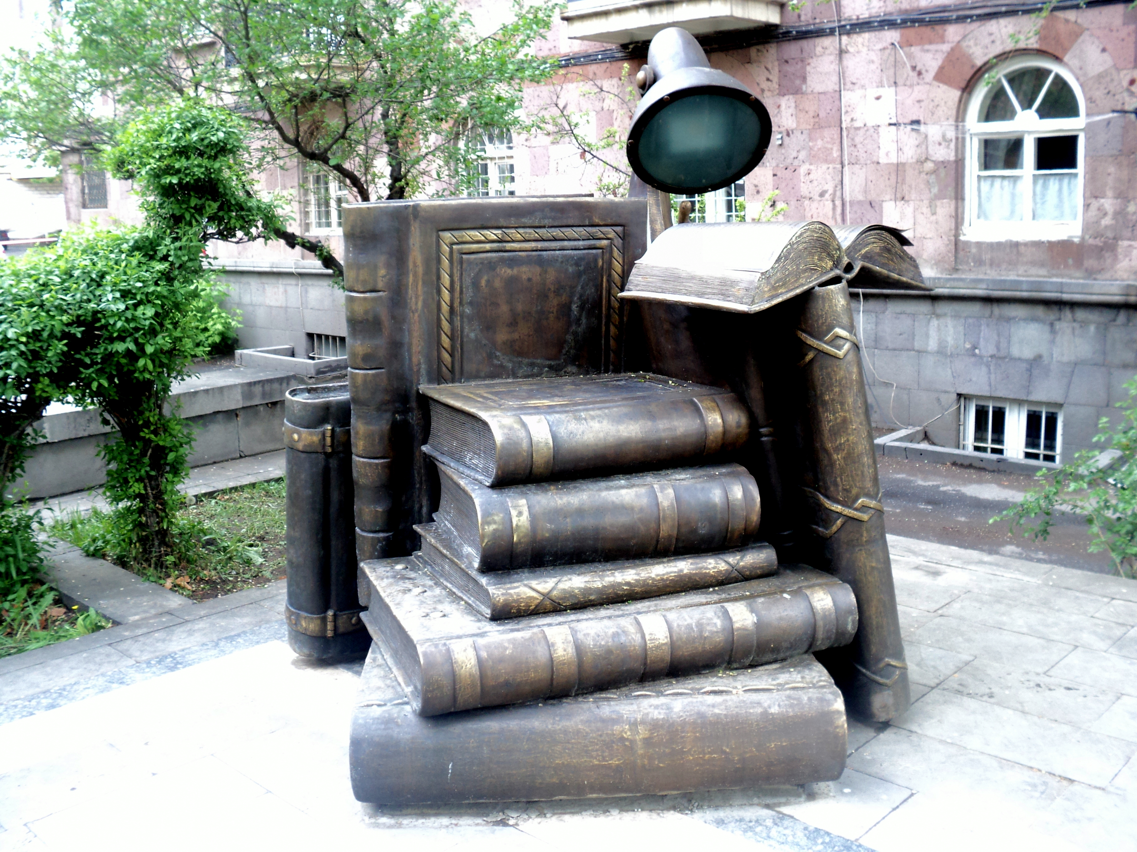 Գրատոնին ընդառաջ