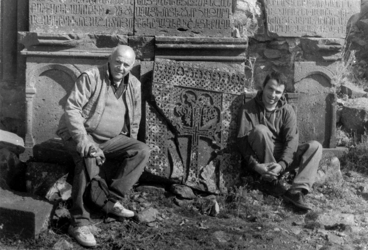 Հենրիկ Սիրավյանը 65 տարեկան էր, երբ բացվեց նրա առաջին և, կյանքի օրոք, վերջին ցուցահանդեսը