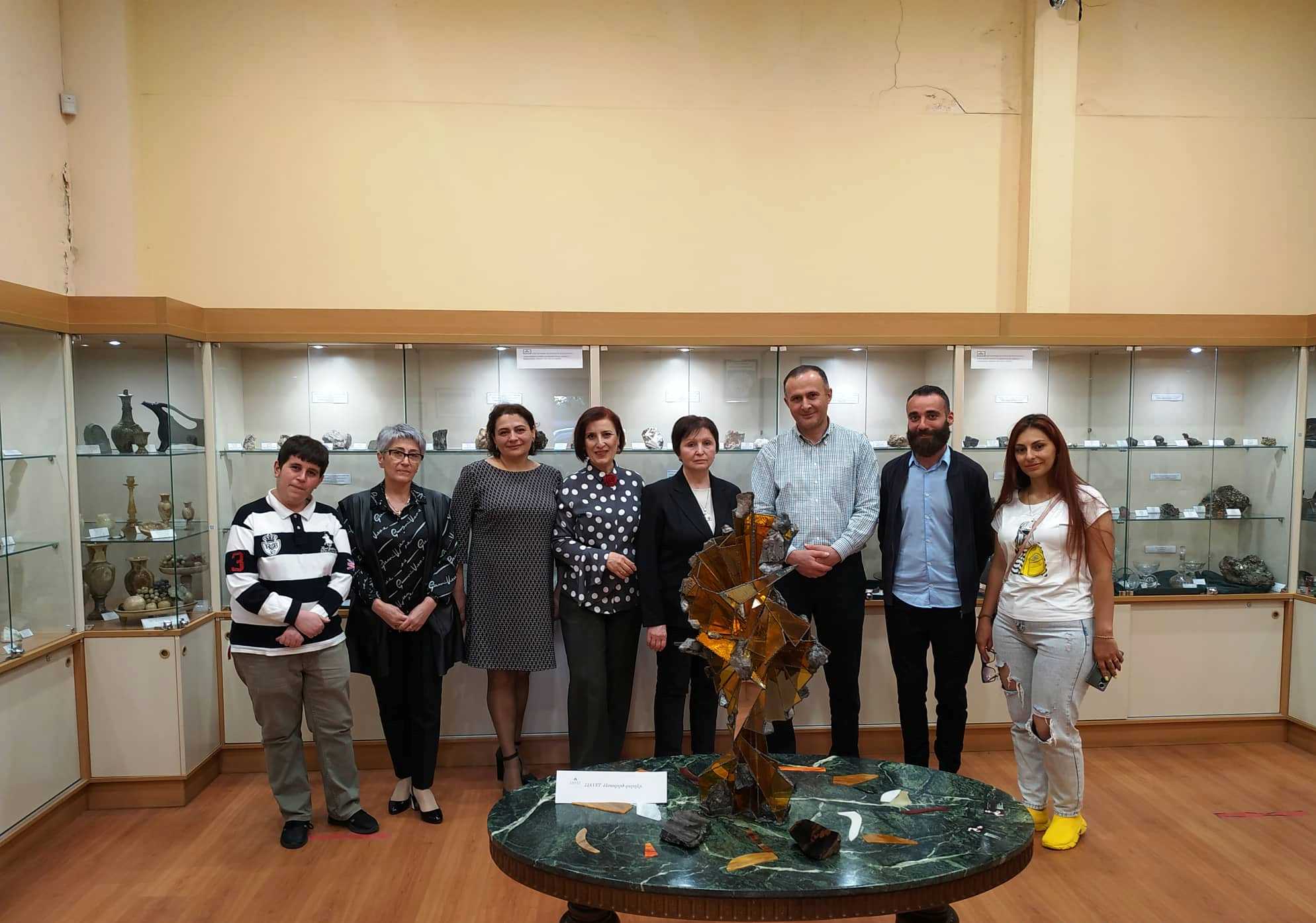    Բնական ապակու ծագումը և կիրառումը