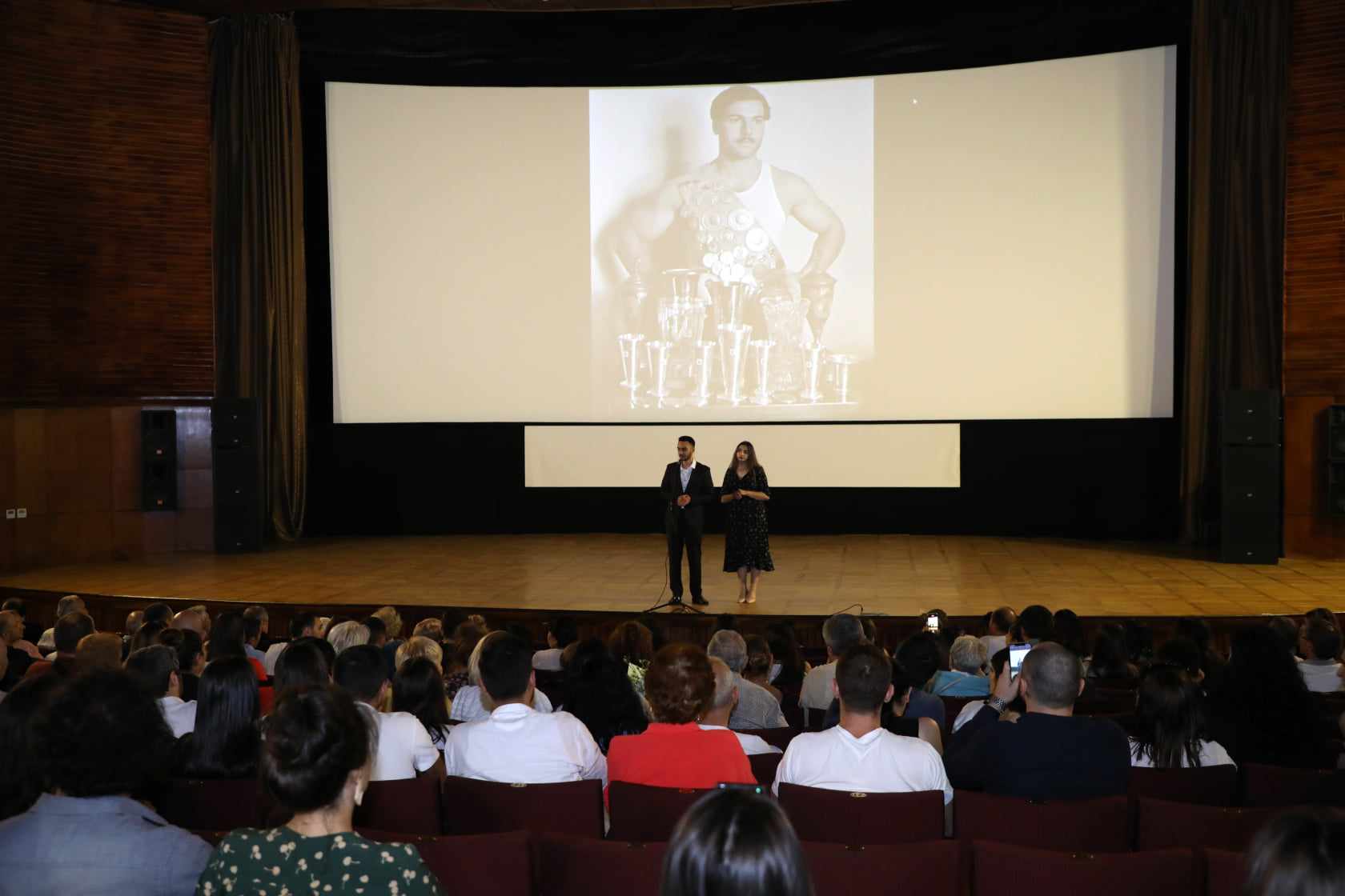 Ալբերտ Ազարյանը երիտասարդների աչքերով. «Ես բացեցի թևերս»