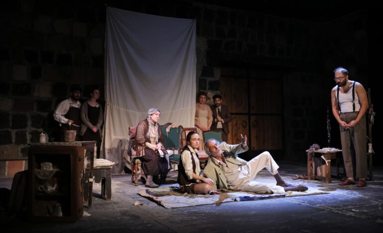 Հայ թատոնի դիմագիծը Պոլսում