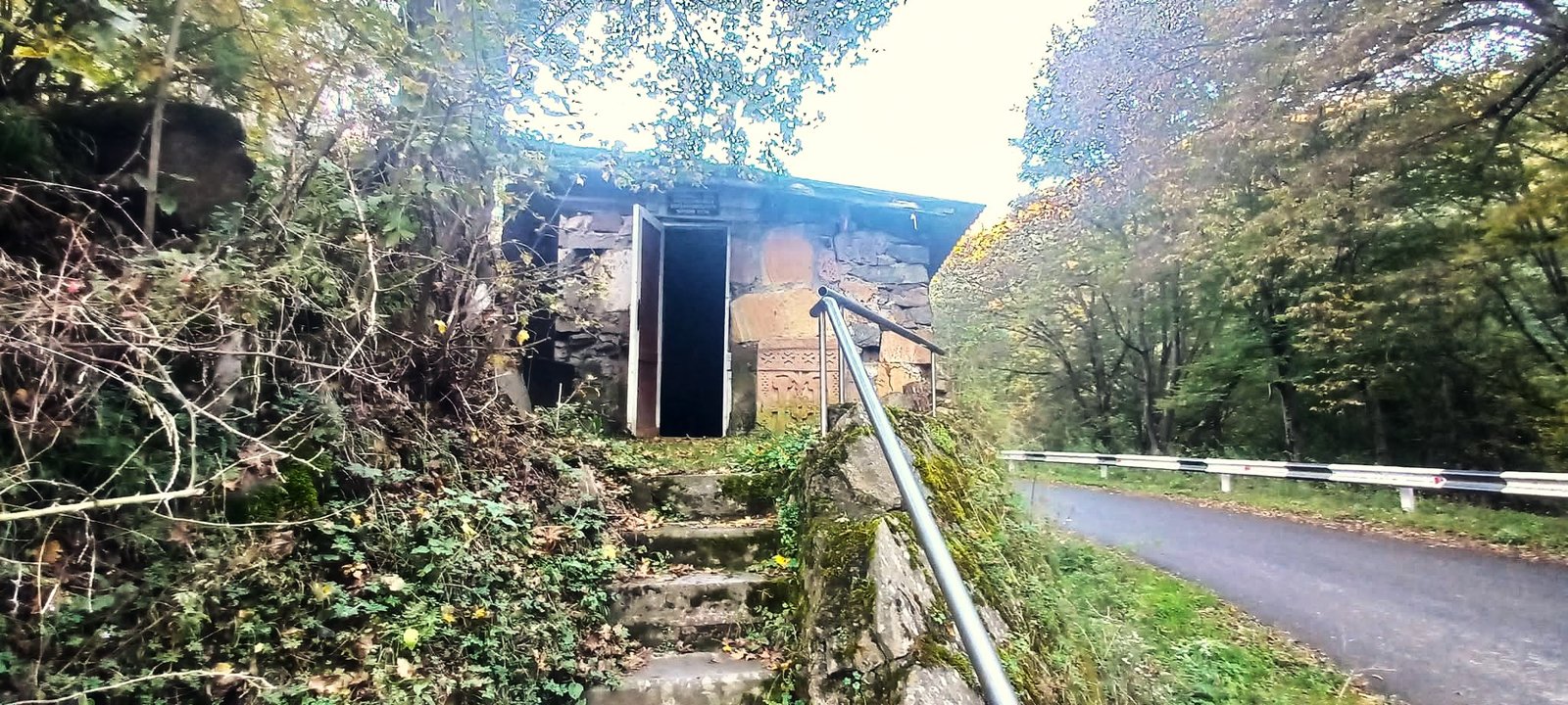 Ահնիձորի հուշարձանները